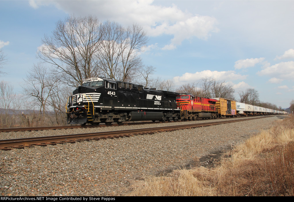 NS 4543 leads train 21M west